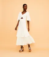Vestido midi blanco de viscolino con escote en pico, mangas acampanadas, escote en la cintura y volantes en la falda.