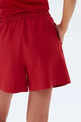 Short rojo de lino con cintura elastizada y cordón ajustable.