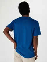 Remera negra de manga corta con corte ajustado.