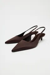 Zapato destalonado marrón con tacón kitten, tira trasera con elástico y acabado en punta.