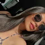 Lentes de sol con filtro uv400 y montura metálica dorada.