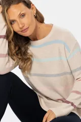 Buzo de tejido fino color beige con rayas horizontales multicolor, confeccionado en algodón.