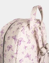 Mochila de cuerina color crudo con estampado de mariposas violetas, correas regulables, manija superior, acceso con cierre superior, bolsillo frontal con cierre y bolsillos laterales.
