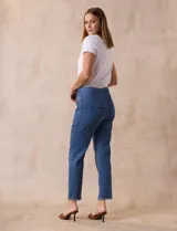 Jegging blanco de tencel con pretina ancha elastizada, bolsillos delanteros simulados, bolsillos traseros aplicados y terminación desflecada en el ruedo.