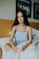 Camisón corto gris con puntilla blanca en escote y ruedo, de breteles finos.