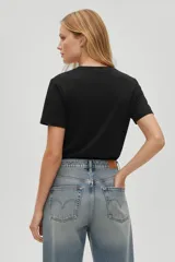 Remera de manga corta, cuello redondo y calce holgado.