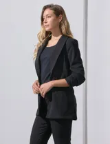 Blazer blanco de crepe, marca Dictionary. Cuello con solapa y abertura central. Delantera con bolsillos. Manga tres cuartos fruncida y forro interno.