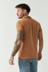 Remera polo negra de manga corta con cuello clásico, cierre de botones, bolsillo en el pecho y logo estampado.