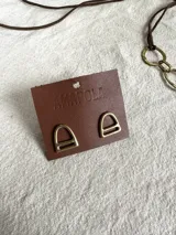 Aros pequeños de bronce con forma de estribo.