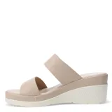 Sandalias de mujer Lady Confort HAYS color beige, con dos tiras, plataforma y suela blanca.