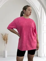 Remerón rosa con efecto acid wash, corte holgado y cuello redondo.