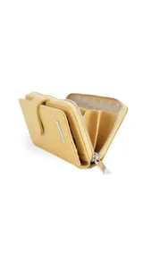 Billetera larga color camel con presilla y broche a presión. Interior con visor, tarjeteros y bolsillos. Compartimento posterior con cierre metálico, incluye bolsillos y monedero con cierre.