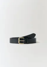 Cinturón negro de cuero con hebilla rectangular dorada.