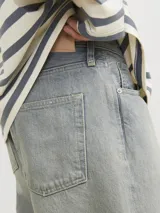 Jean de denim celeste con corte relajado, tiro alto y estilo urbano. Diseño clásico de cinco bolsillos con cierre de botón. Fit baggy con amplitud en muslos, rodillas y botamanga. Acabado stonewash con aspecto desgastado y vintage.