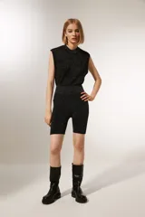 Short negro de calce alto, al cuerpo, con lurex y diseño color block.