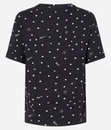 Conjunto de pijama negro con estampado de lunares, caritas sonrientes y la palabra "love". Incluye una blusa de mangas cortas y un short con cintura elastizada.