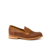 Mocasín de cuero vacuno color marrón, con detalle de antifaz en gamuza. Tiene taco de madera foliado en cuero de 2,5cm y entre suela de goma de 1cm.