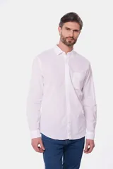 Camisa de lino color beige, de manga larga, con cuello clásico y bolsillo en el pecho.