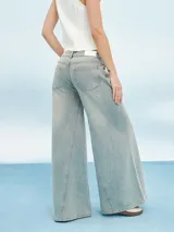 Pantalón de jean celeste de corte ancho con costuras verticales en el frente.