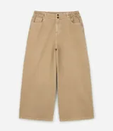 Pantalón de sarga color beige, estilo wide leg, con cintura tipo clochard ajustable con lazo.