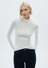 Camiseta blanca de cuello alto y manga larga, corte ajustado.