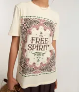 Remera color crema de algodón con estampa paisley y lettering 'Free Spirit' en el frente.