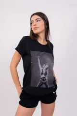 Remera blanca de algodón con estampado de la cantante Lali Espósito en blanco y negro.