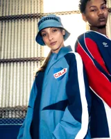 Piluso azul con la inscripción "NACIONAL" en letras blancas.