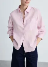 Camisa verde militar de lino y algodón, con cuello camisero, cierre frontal con botones, manga larga con puños abotonados y bolsillo de parche en el pecho.