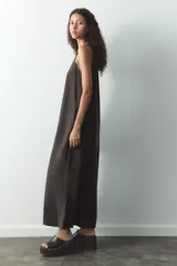 Vestido largo gris oscuro, de cuello redondo y sin mangas.