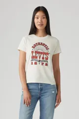 Remera de algodón color crema con estampado rojo del logo de Levi's y la leyenda 'Authentic Copper Riveted 1873'.