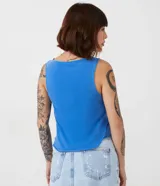 Musculosa azul de algodón con cuello redondo y sisas anchas.