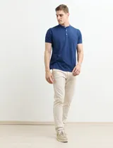 Remera azul con cuello mao y media botonadura.