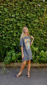 Vestido corto gris con estampado gráfico multicolor y cuello redondo.