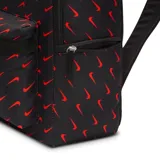 Mochila Nike Heritage negra con estampado de logos en rojo y logo de Nike en blanco. Incluye bolsillo frontal con cierre y correas ajustables.