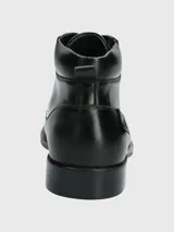 Bota de cuero color marrón con cordones, caña media y suela de goma.