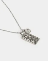 Cadena corta plateada con dije rectangular con el signo zodiacal Aries y un dije redondo pequeño.
