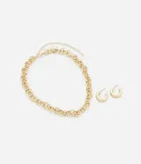 Conjunto de collar corto de eslabones dorados con efecto martillado y aros tipo argolla gruesa con efecto martillado.