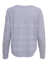 Sweater de punto lila con cuello redondo y mangas largas.