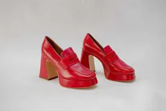 Mocasines color beige con estampado de piel de cocodrilo, plataforma y tacón cuadrado.