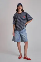 Bermuda de jean celeste con corte a la rodilla.