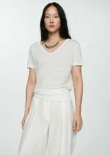 Remera blanca de lino con cuello en V y mangas cortas.
