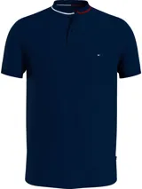 Chomba azul marino de corte slim con cuello mao, confeccionada en algodón y elastano. Presenta tapeta con tres botones y logo de Tommy Hilfiger bordado en el pecho.