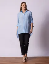 Camisa color beige claro, de corte recto y mangas 3/4 con botón para sujetar.