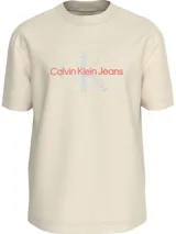 Remera color crema de corte recto, con cuello redondo y mangas cortas. Estampado frontal con el logo de Calvin Klein Jeans en color coral y gris.