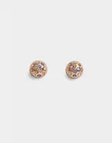 Par de aros pasantes dorados con forma redonda y strass de colores.