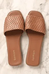 Sandalias bajas color marrón claro con capellada trenzada y plantilla con logo de la marca.