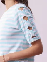 Remera de algodón a rayas horizontales rosas y blancas, con cuello redondo y mangas cortas con detalle de aberturas entrelazadas.