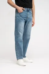 Pantalón de jean azul de corte recto con lavado vintage y cintura media.