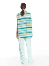Blusa de punto multicolor, con diseño a rayas y cuello en pico, sin mangas.
